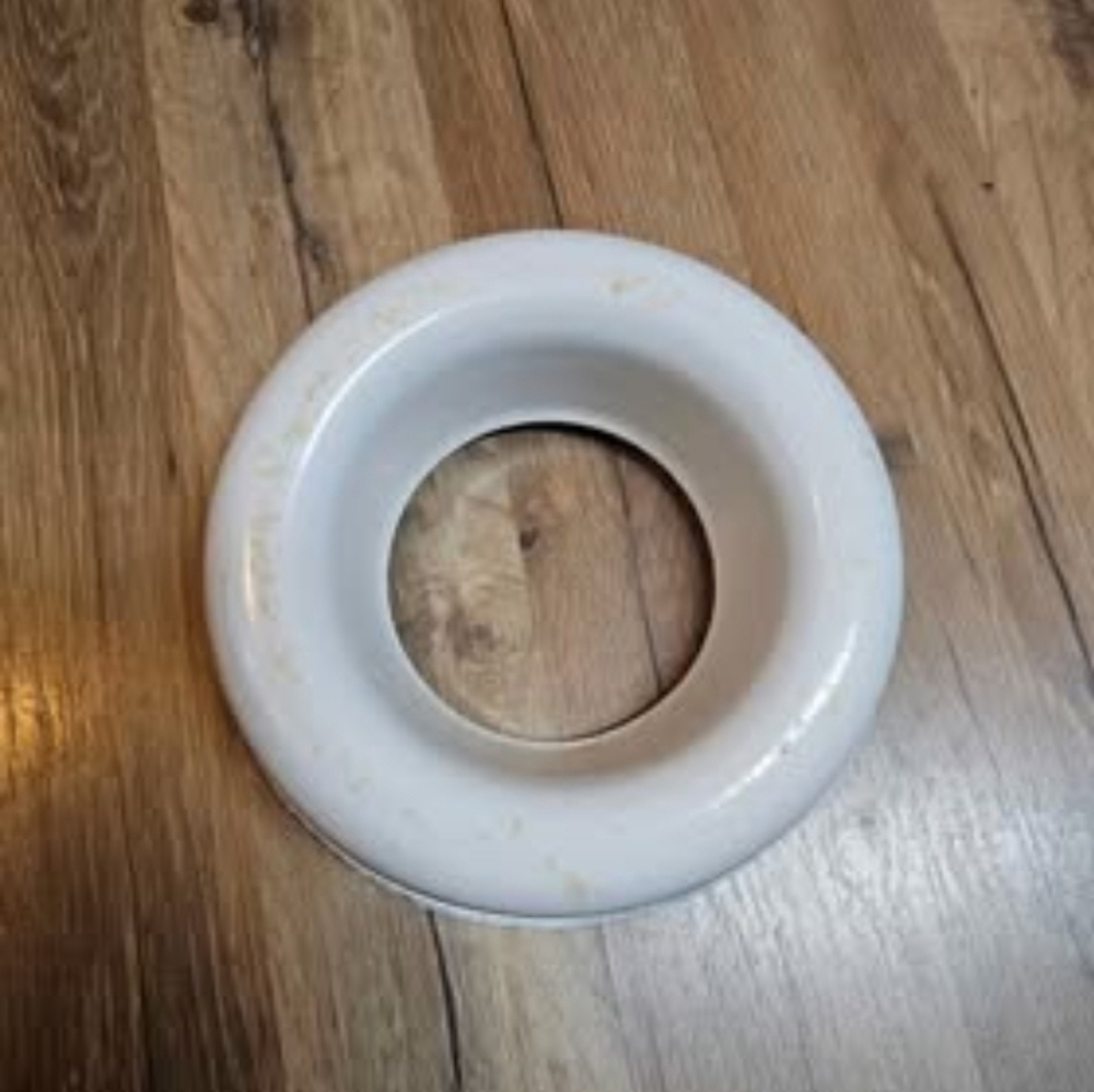 White Circular enamel jello mold